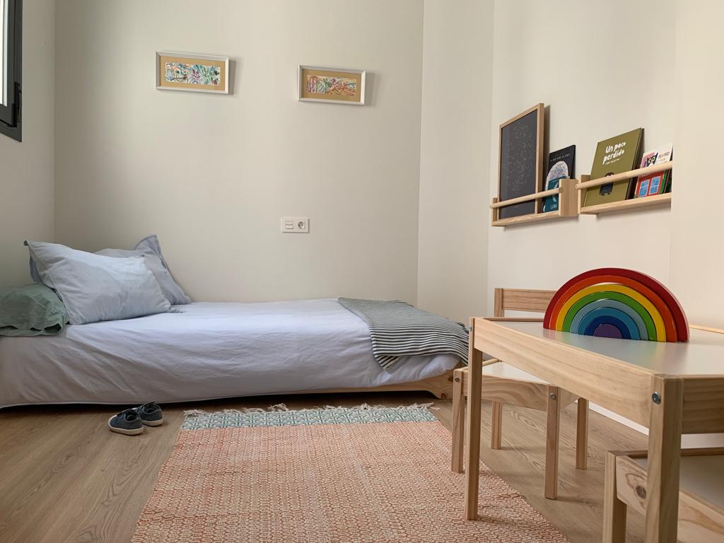 Una cama al ras de suelo en el proyecto Ático Montequinto
